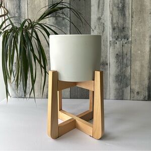 🌴Threshold White Matte Ceramic Planter with Wooden Stand for Houseplants